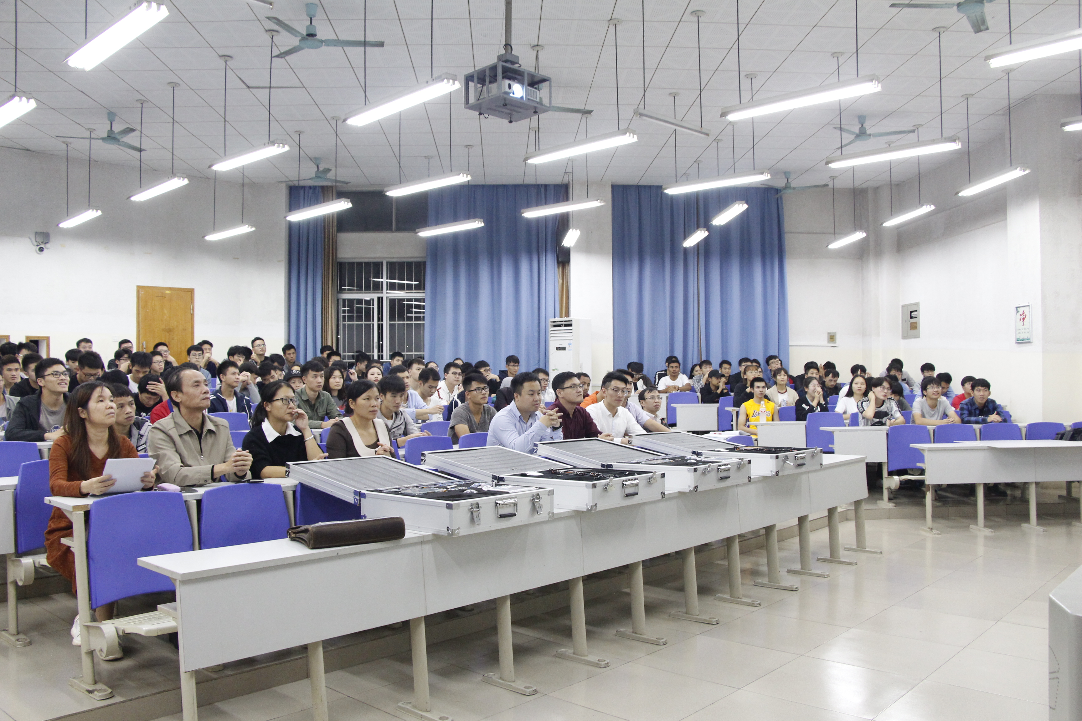 廣西民大信工學院與粵嵌校企共建大學生眾創空間