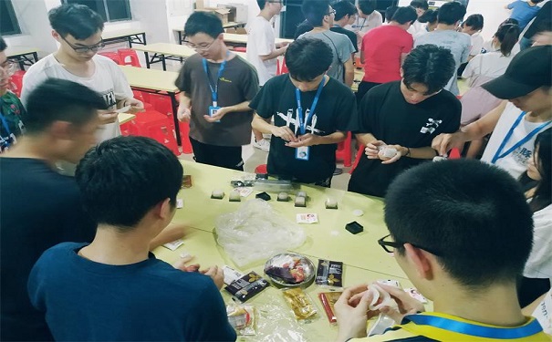 猜燈謎 做月餅 粵嵌員工歡歡喜喜鬧中秋