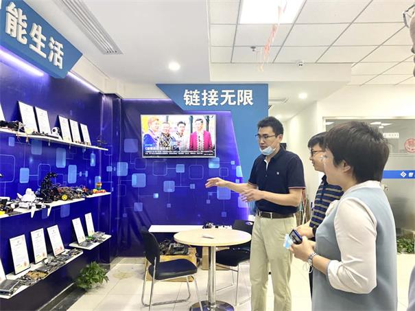 陜西職業(yè)技術(shù)學(xué)院領(lǐng)導(dǎo)蒞臨粵嵌西安分公司參觀交流
