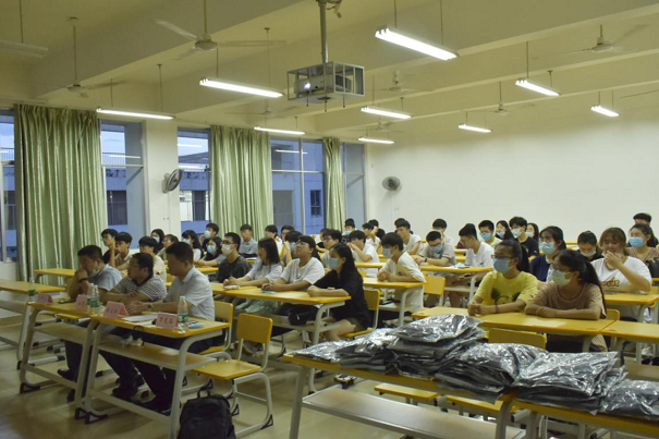 廣西師范大學漓江學院粵嵌產業學院電子信息工程專業成功舉辦 鍵步如飛校際聯盟賽頒獎儀式暨大咖講座