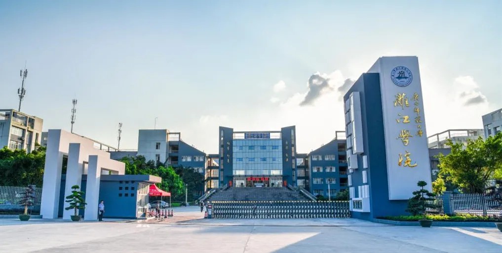 《粵嵌教育》歡迎各大學(xué)子報(bào)讀桂林學(xué)院，領(lǐng)略漓江之美