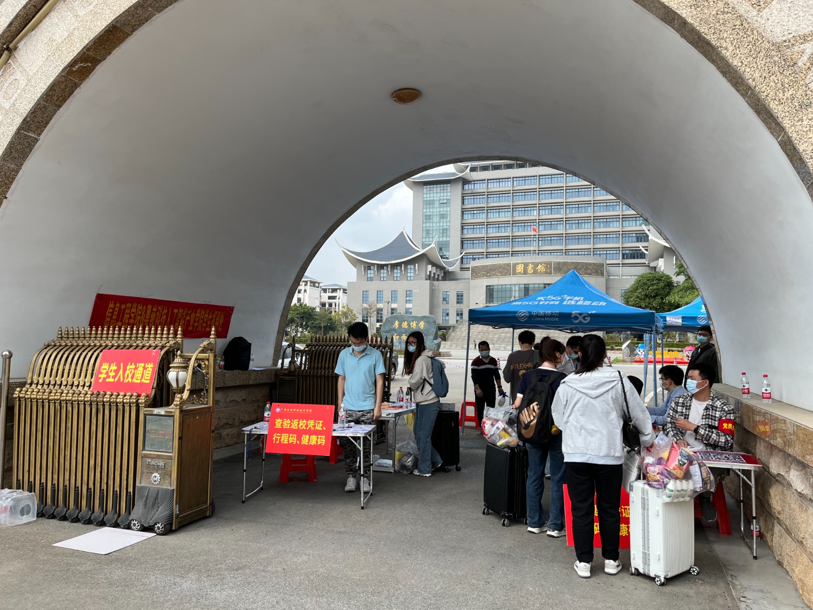 《粵嵌教育》信息工程學(xué)院&粵嵌科技人工智能產(chǎn)業(yè)學(xué)院春季學(xué)生返校接待工作圓滿完成