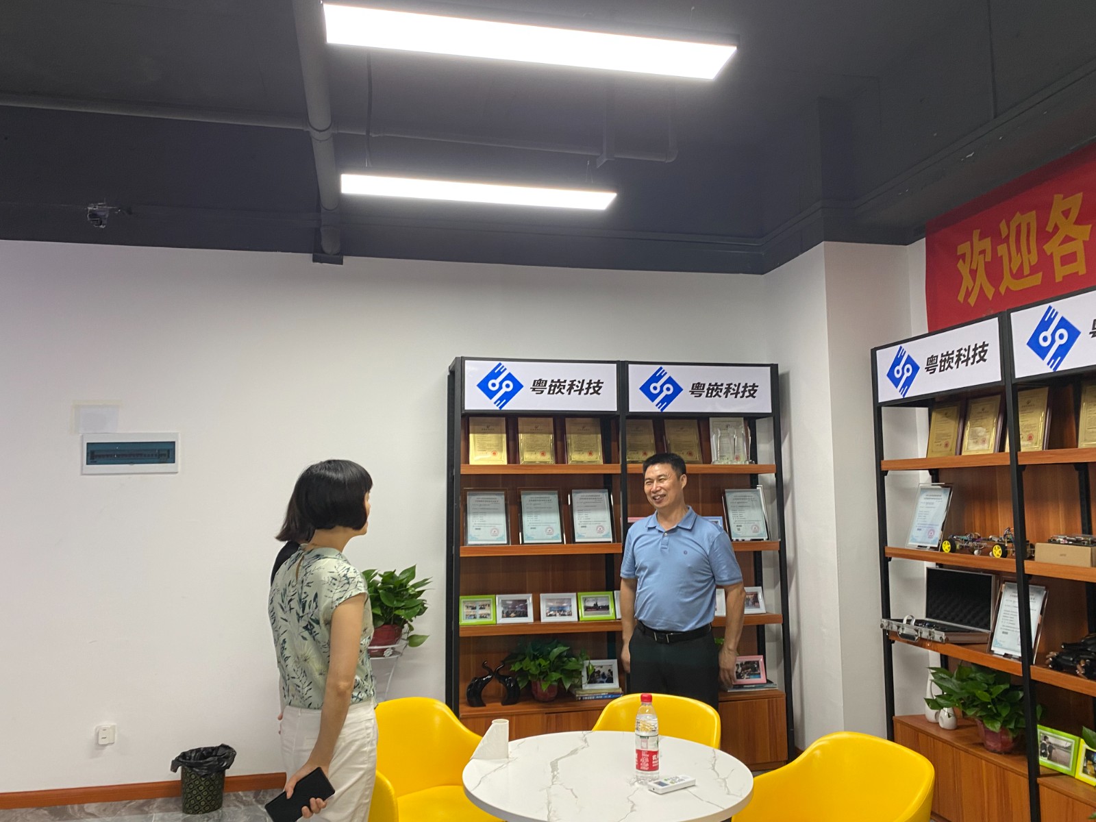《粵嵌教育》湘南學院物電學院李書記、蔣院長、金桂副教授蒞臨粵嵌科技湖南分公司指導工作