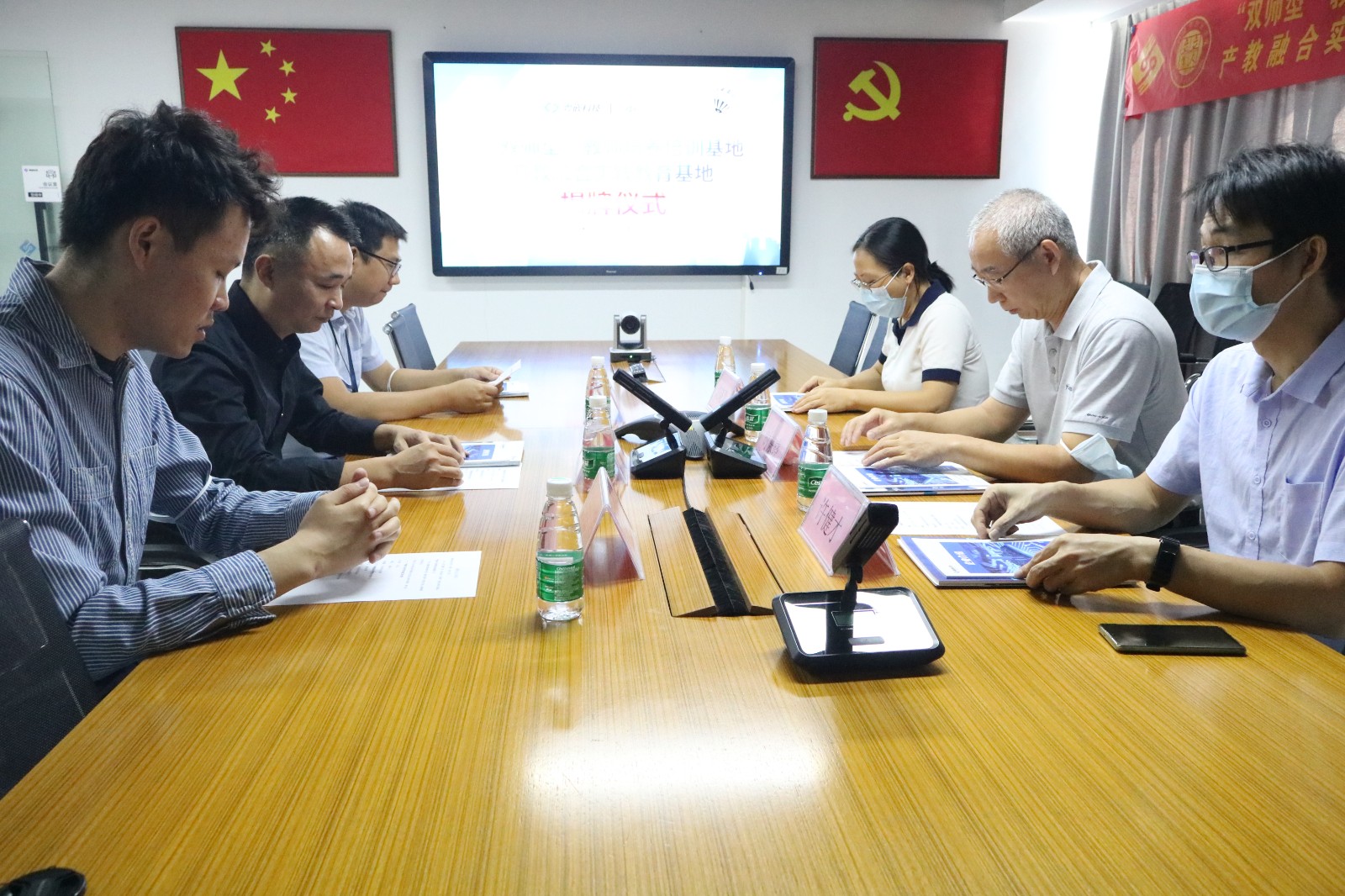 《粵嵌教育》粵嵌科技與廣州城市職業學院舉行“雙師型”教培基地揭牌儀式