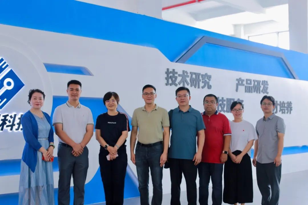 柳州鐵道職業(yè)技術(shù)學院通信與物聯(lián)網(wǎng)學院領(lǐng)導老師赴粵嵌從化基地參觀考察