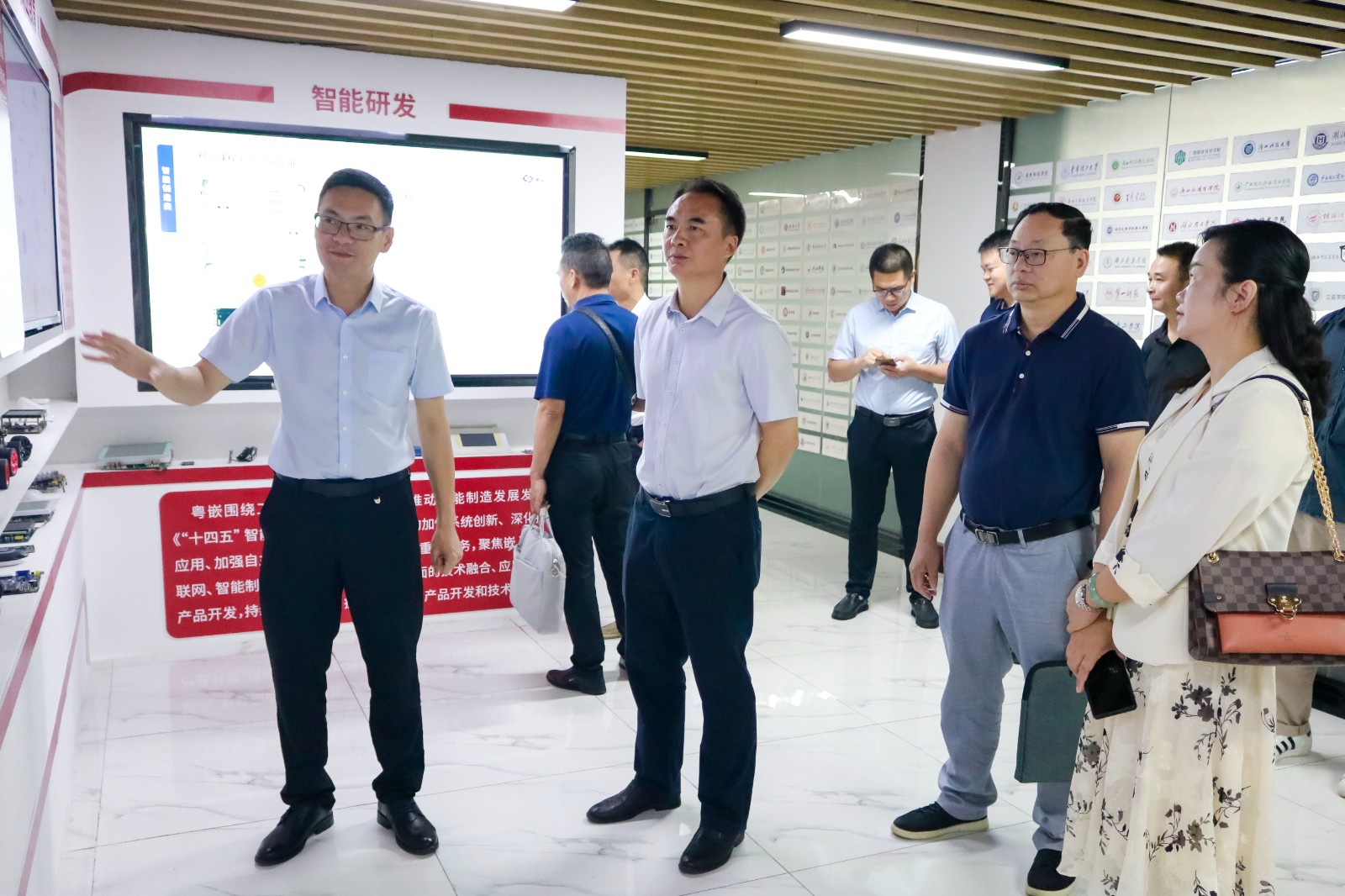 玉林師范學院領導一行蒞臨粵嵌科技考察指導