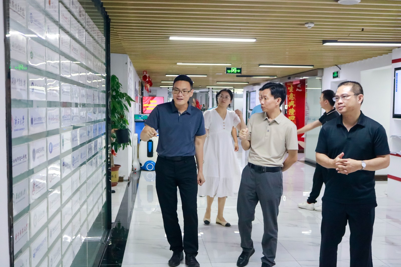 北部灣大學(xué)電子與信息工程學(xué)院領(lǐng)導(dǎo)蒞臨粵嵌科技考察指導(dǎo)