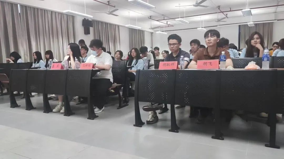 廣州華立學(xué)院計算機工程學(xué)院聯(lián)合粵嵌科技開展“簡歷制作”講座