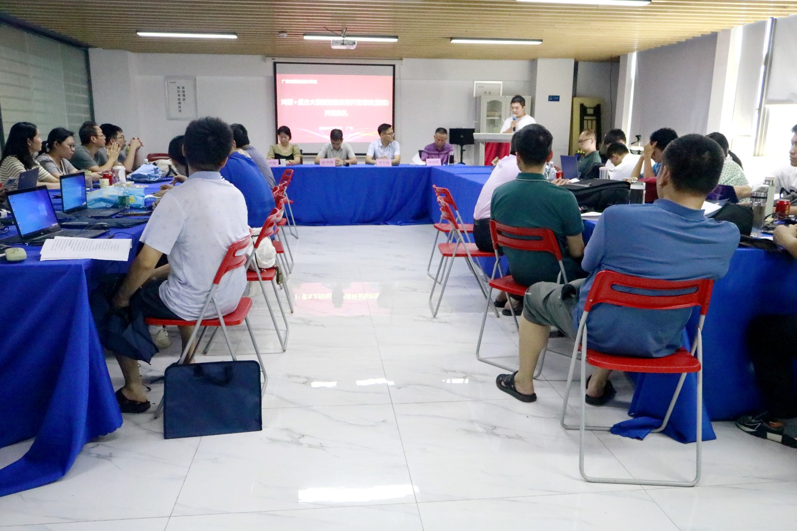 2024年青年教師企業(yè)實(shí)踐項(xiàng)目（鴻蒙+盤古大模型智能應(yīng)用開發(fā)）培訓(xùn)班順利開班