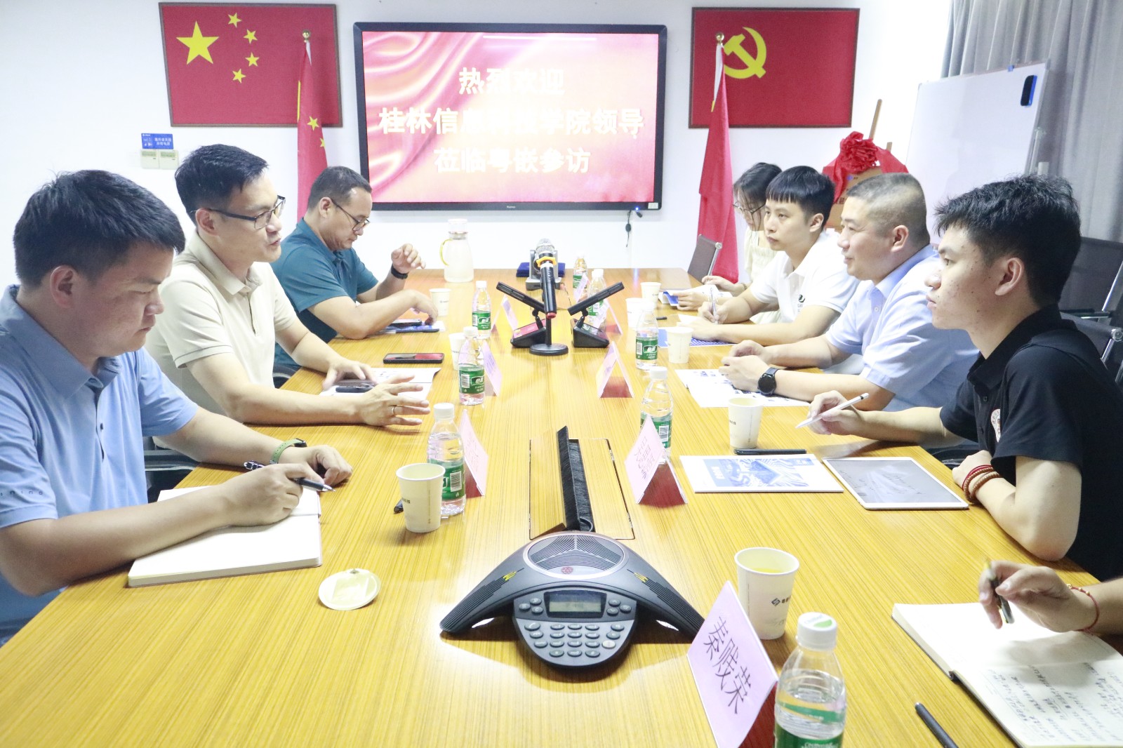 桂林信息科技學(xué)院領(lǐng)導(dǎo)蒞臨粵嵌科技參觀交流