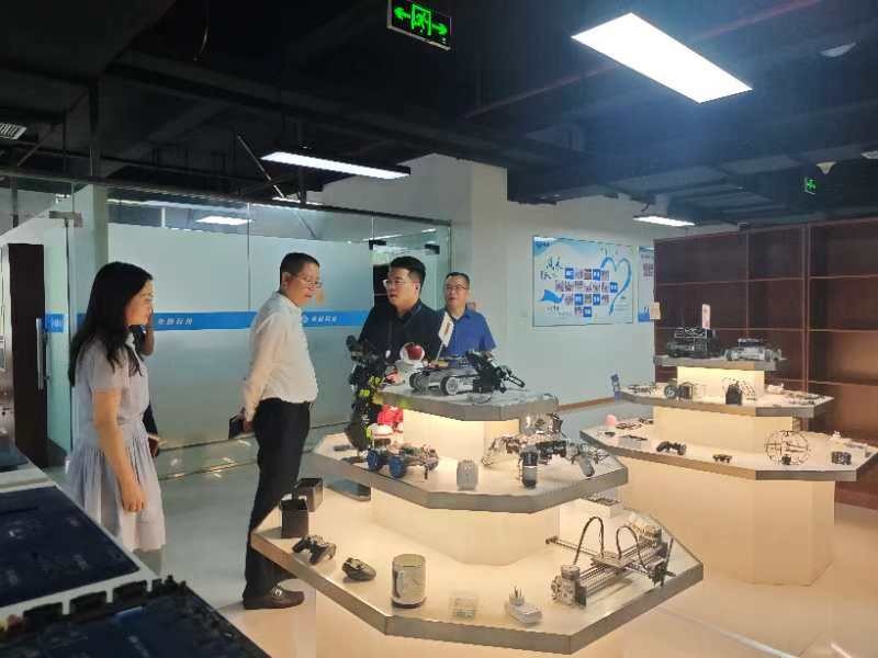 郫都區(qū)雙創(chuàng)管委會主任夏主任一行蒞臨粵嵌科技成都中心參觀交流