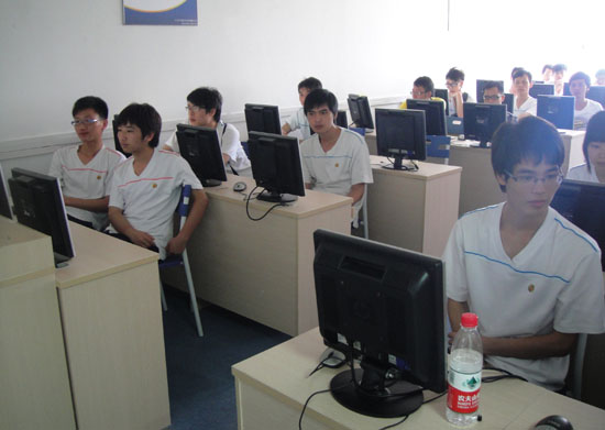 歡迎廣州番禺職業(yè)學院的學生們到粵嵌教育參觀學習
